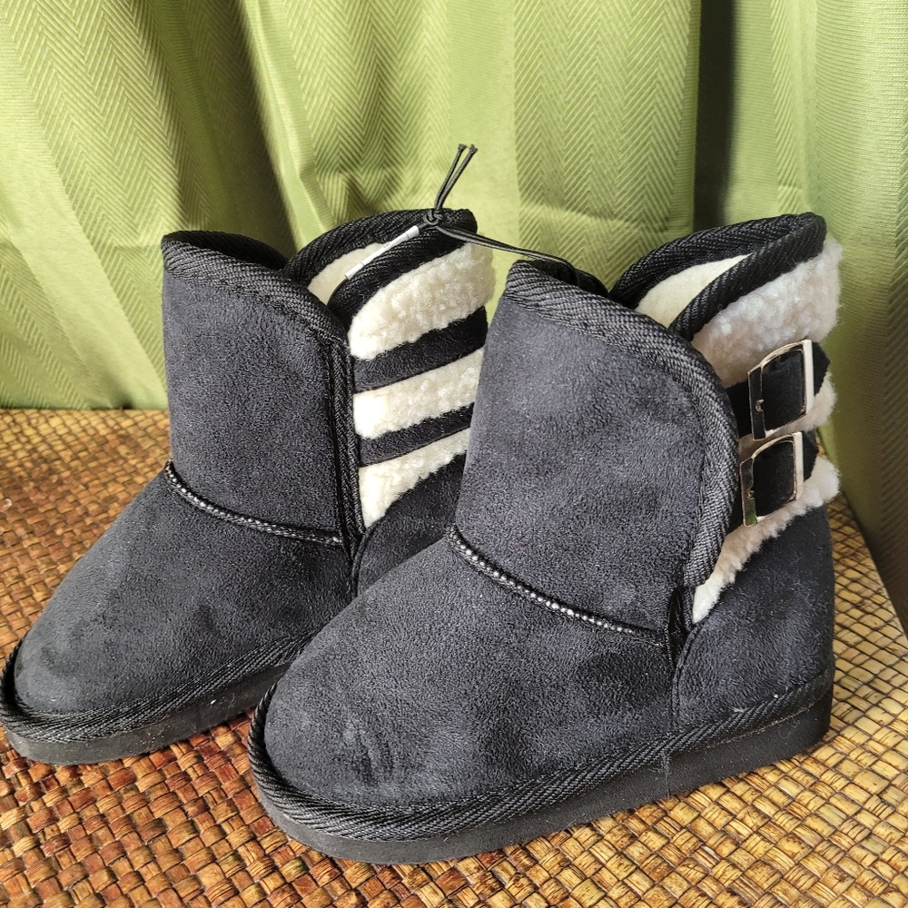 Toddler black buckle boots